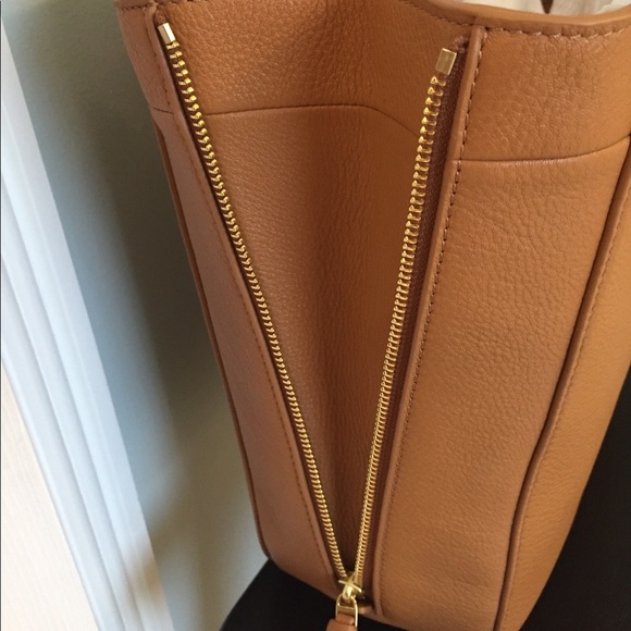 Tory Burch Ivy Side-Zip tote in the color Bark - Picture 4 of 8